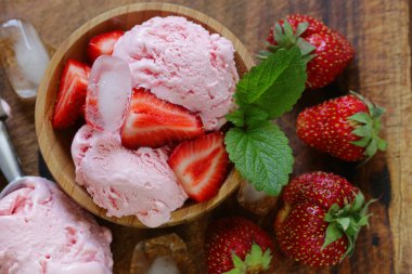 ev yapımı çilekli dondurma taze çilek ile