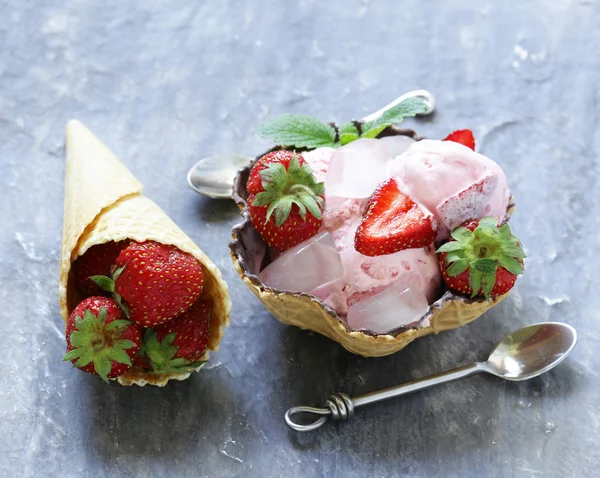 Homemade strawberry ice cream with fresh berries — Stock Photo, Image