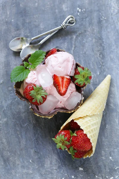 Crème glacée maison aux fraises avec des baies fraîches — Photo