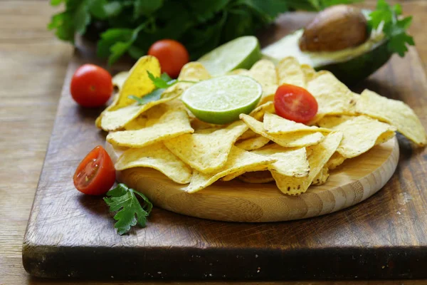 Nachos de chips de maíz en un plato de madera —  Fotos de Stock