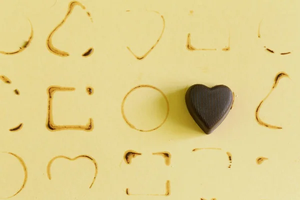 Αφηρημένη λεκέδες από σοκολάτες σε ένα μπεζ φόντο — Φωτογραφία Αρχείου