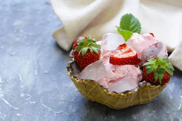 Gelato alla fragola fatto in casa con bacche fresche — Foto Stock