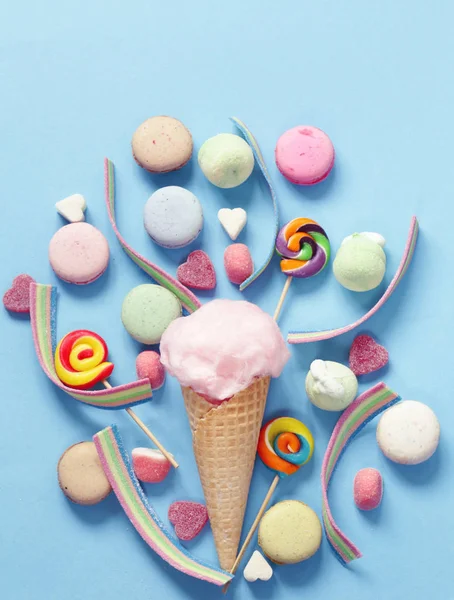 Bonbons en coton doux dans un cône de gaufre, bonbons et bonbons à la gelée — Photo