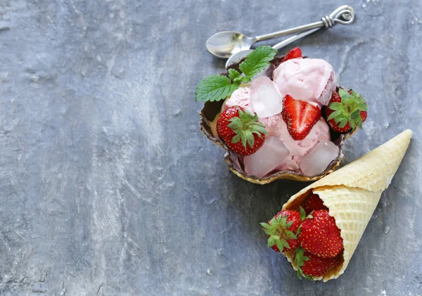 自制草莓冰淇淋的新鲜浆果 — 图库照片