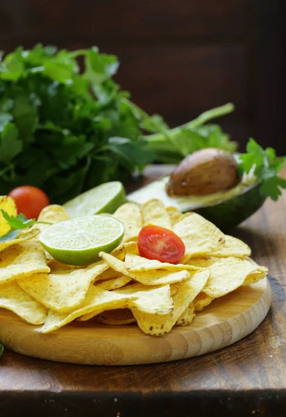 Nachos de chips de maíz en un plato de madera —  Fotos de Stock