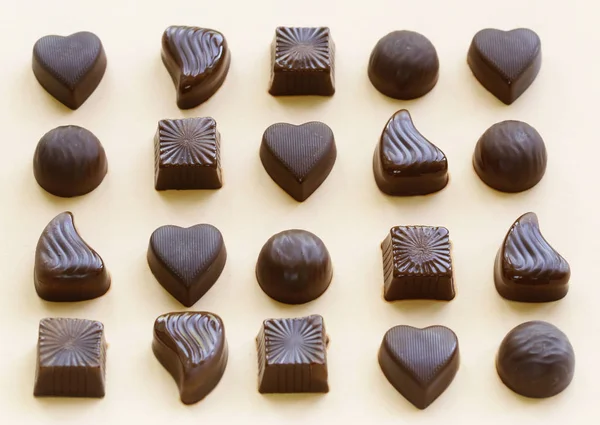 Σοκολάτα καραμέλα - επιδόρπιο σε μπεζ φόντο — Φωτογραφία Αρχείου