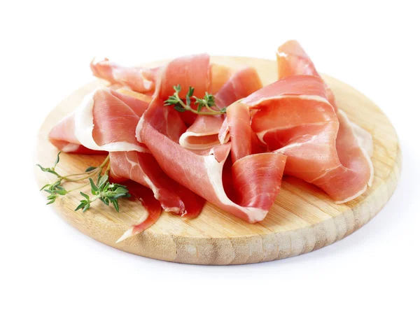 Jamón ahumado Parma sobre tabla de madera — Foto de Stock