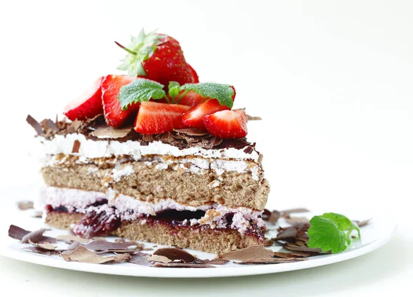 Schokoladenkuchen mit frischen Beeren und Schlagsahne — Stockfoto