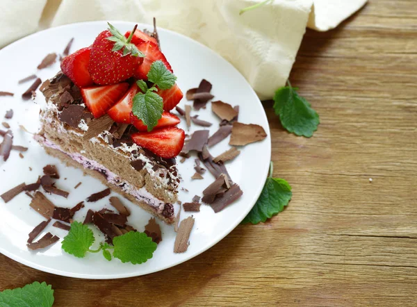 Schokoladenkuchen mit frischen Beeren und Schlagsahne — Stockfoto