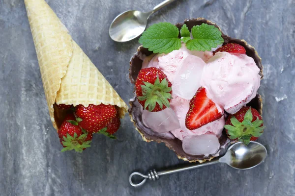 Crème glacée maison aux fraises avec des baies fraîches — Photo