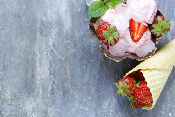 Zelfgemaakte strawberry ijs met verse bessen — Stockfoto