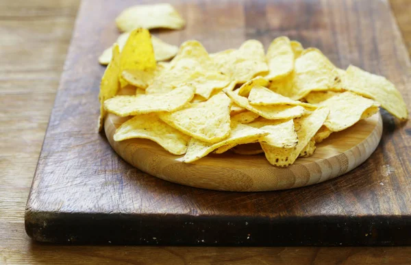 Chips-uri de porumb nachos pe o placă de lemn — Fotografie, imagine de stoc