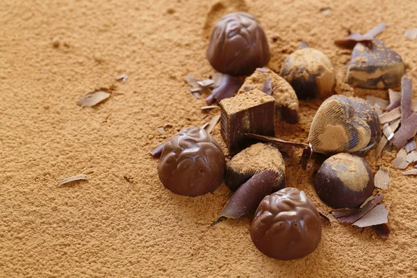 Bonbons au chocolat - dessert sur fond de cacao — Photo