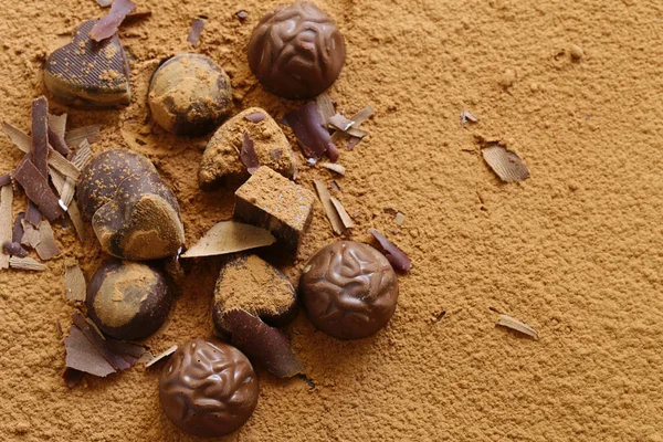Bomboane de ciocolată desert pe fundal de cacao — Fotografie, imagine de stoc
