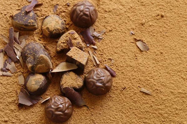 Doces de chocolate - sobremesa em um fundo de cacau — Fotografia de Stock