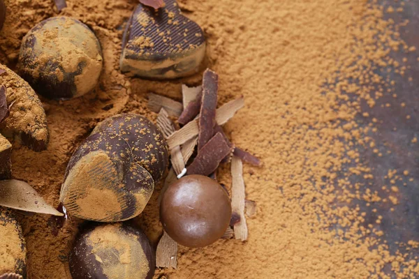 Шоколадные конфеты - десерт на фоне какао — стоковое фото
