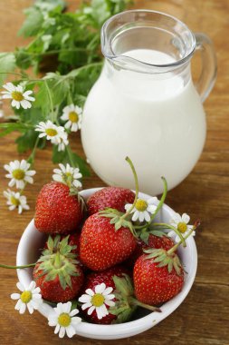 Olgun organik berry çilek ahşap bir masa üzerinde