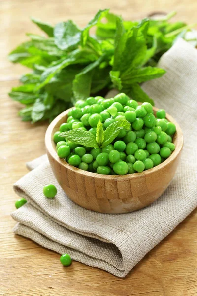 木のボウルに新鮮な緑のエンドウ豆 — ストック写真