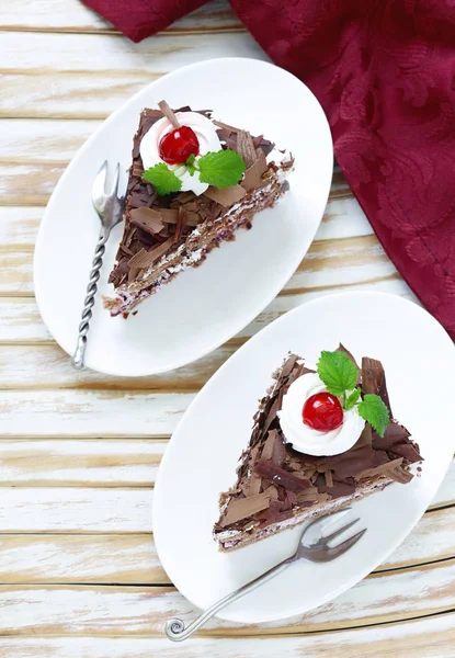 Шоколадний торт зі свіжими ягодами та збитими вершками — стокове фото