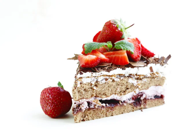 Čokoládový dort s čerstvým ovocem a šlehačkou — Stock fotografie