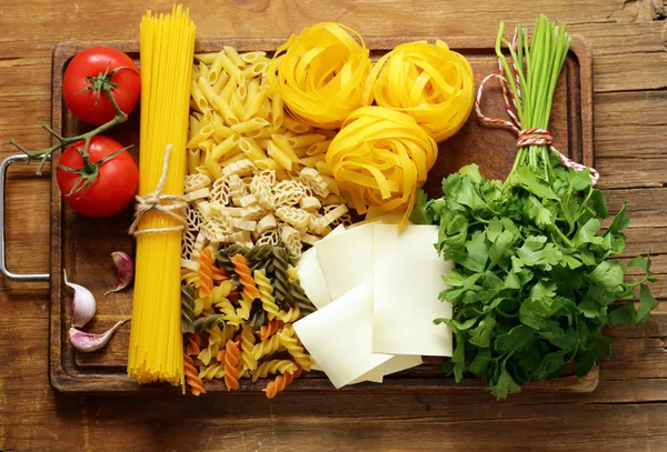 Various types of pasta (spaghetti, penne, fusilli) — Stock Photo, Image