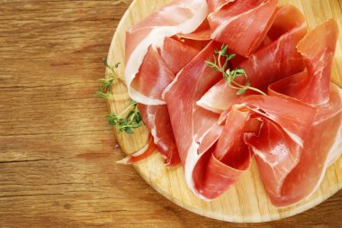  Parma ham ahşap tahta üzerinde füme
