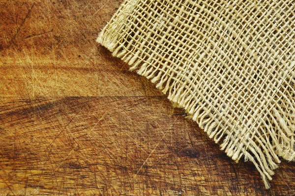 Dřevěné pozadí s hrubé tkaniny pytlovina — Stock fotografie