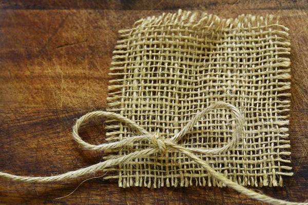 Fondo de madera con arpillera de tela rugosa —  Fotos de Stock