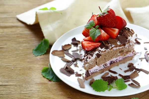 Pastel de chocolate con bayas frescas y crema batida —  Fotos de Stock