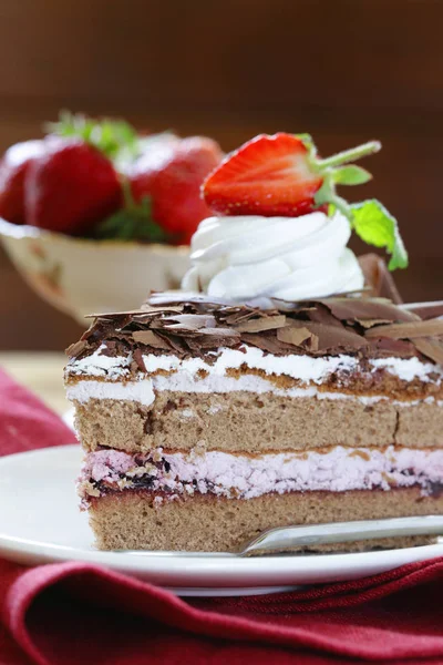 Chocolate cake with fresh berries and whipped cream — Stock Photo, Image