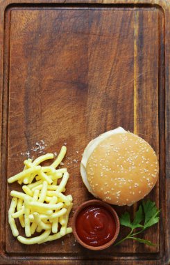 Fast food burger bir ahşap tahta üzerinde patates kızartması ile