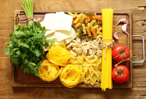 Various types of pasta (spaghetti, penne, fusilli) — Stock Photo, Image