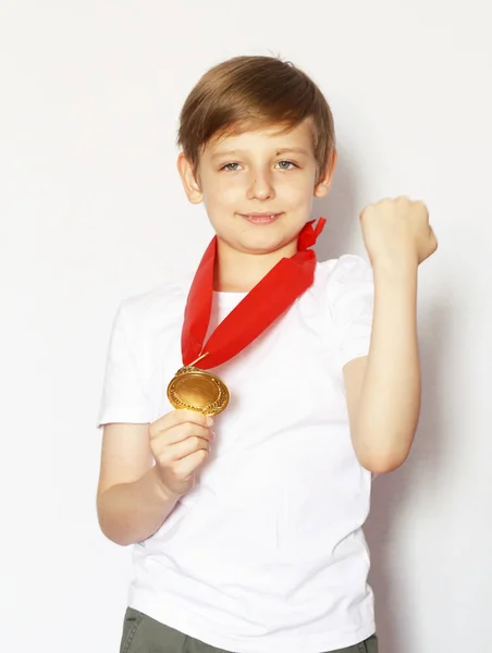 Lindo chico rubio con medalla de oro ganador —  Fotos de Stock