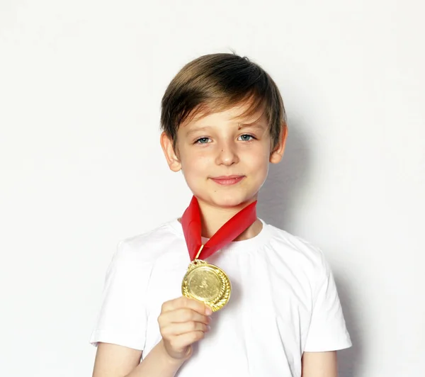 Lindo chico rubio con medalla de oro ganador —  Fotos de Stock