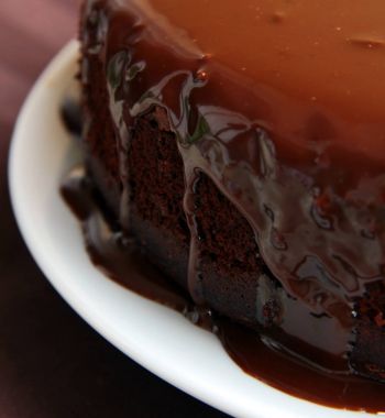 Sıvı sır sos ile Süper çikolatalı kek
