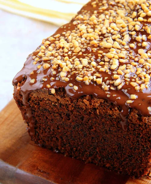 Super pastel de chocolate con salsa de glaseado líquido — Foto de Stock