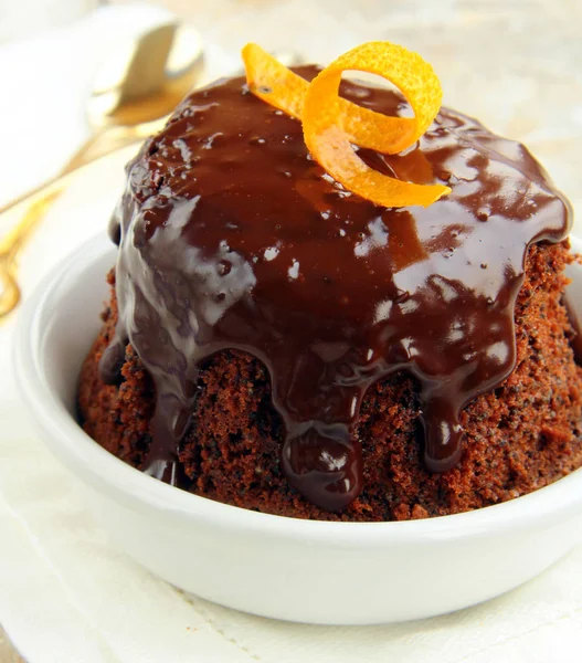 Super torta al cioccolato con salsa liquida glassa — Foto Stock