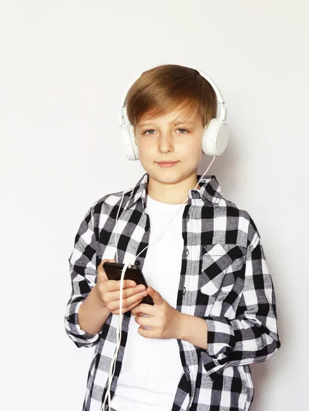 Netter blonder Junge in lässiger Kleidung mit Smartphone — Stockfoto
