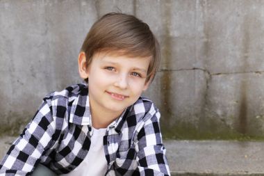 Sevimli sarışın çocuk rahat kıyafetler içinde