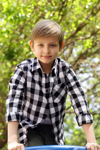 Niño jugando en el parque en el parque — Foto de Stock