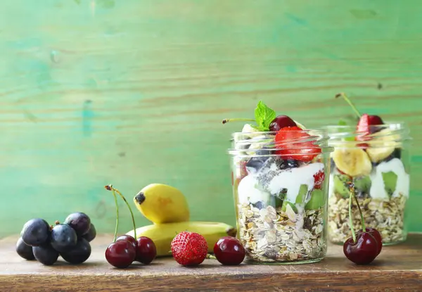 Snídaně Domácí müsli s ovocem a chia semen ve skleněné nádobce — Stock fotografie