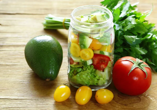 Salată de legume proaspete într-un borcan de sticlă — Fotografie, imagine de stoc