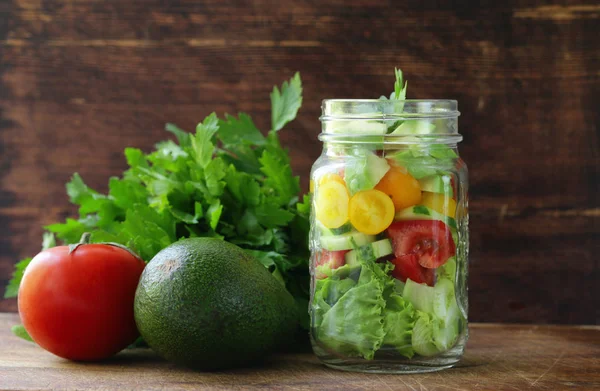 Салат зі свіжих овочів у скляній банці — стокове фото