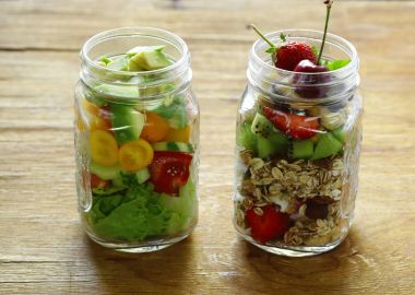 ev yapımı granola ve sebze salatası bir cam kavanozlar