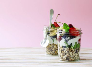 Çilek ve cam kavanozda chia tohum ile kahvaltı ev yapımı granola