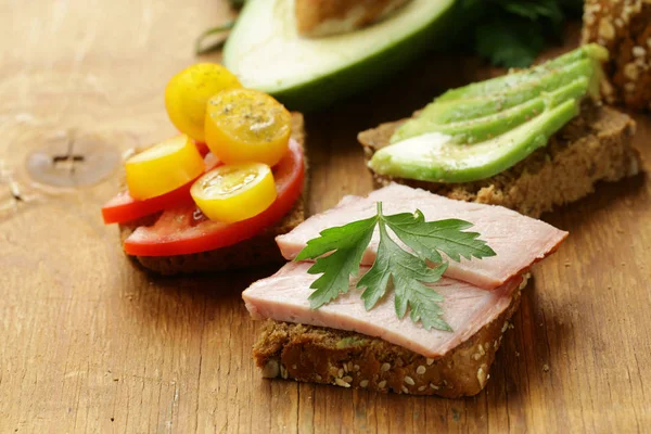 Smörgås med rågbröd, avokado och tomater — Stockfoto