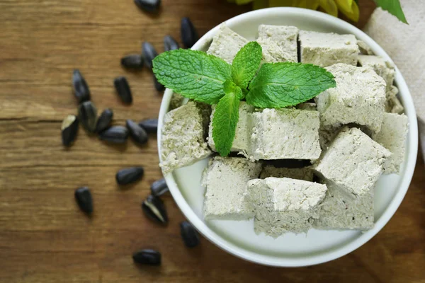 벌 꿀과 해바라기 씨에서 동양 과자 halva — 스톡 사진