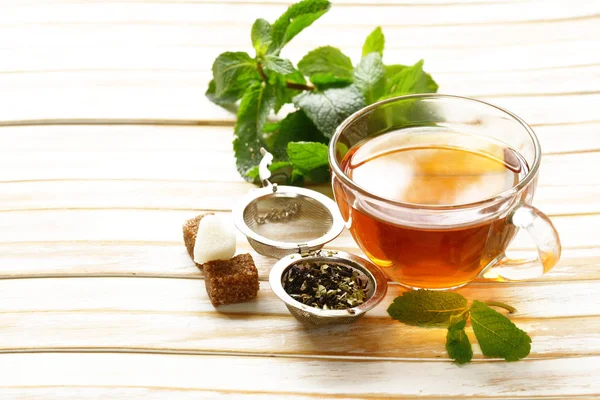 Освежающий чай с мятой в чашке на столе — стоковое фото