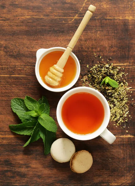 Освежающий чай с мятой в чашке на столе — стоковое фото
