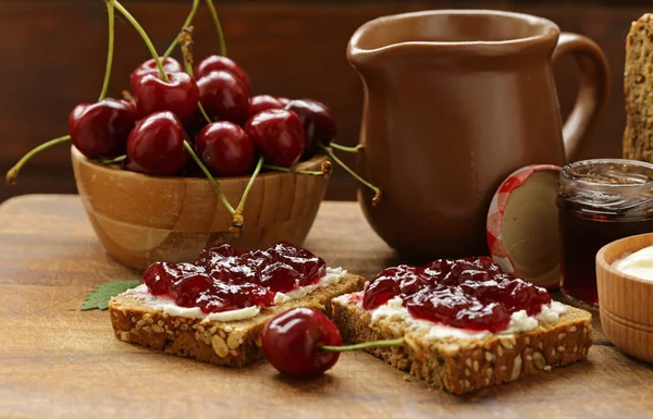 Sandwich met cherry jam en zachte kaas — Stockfoto